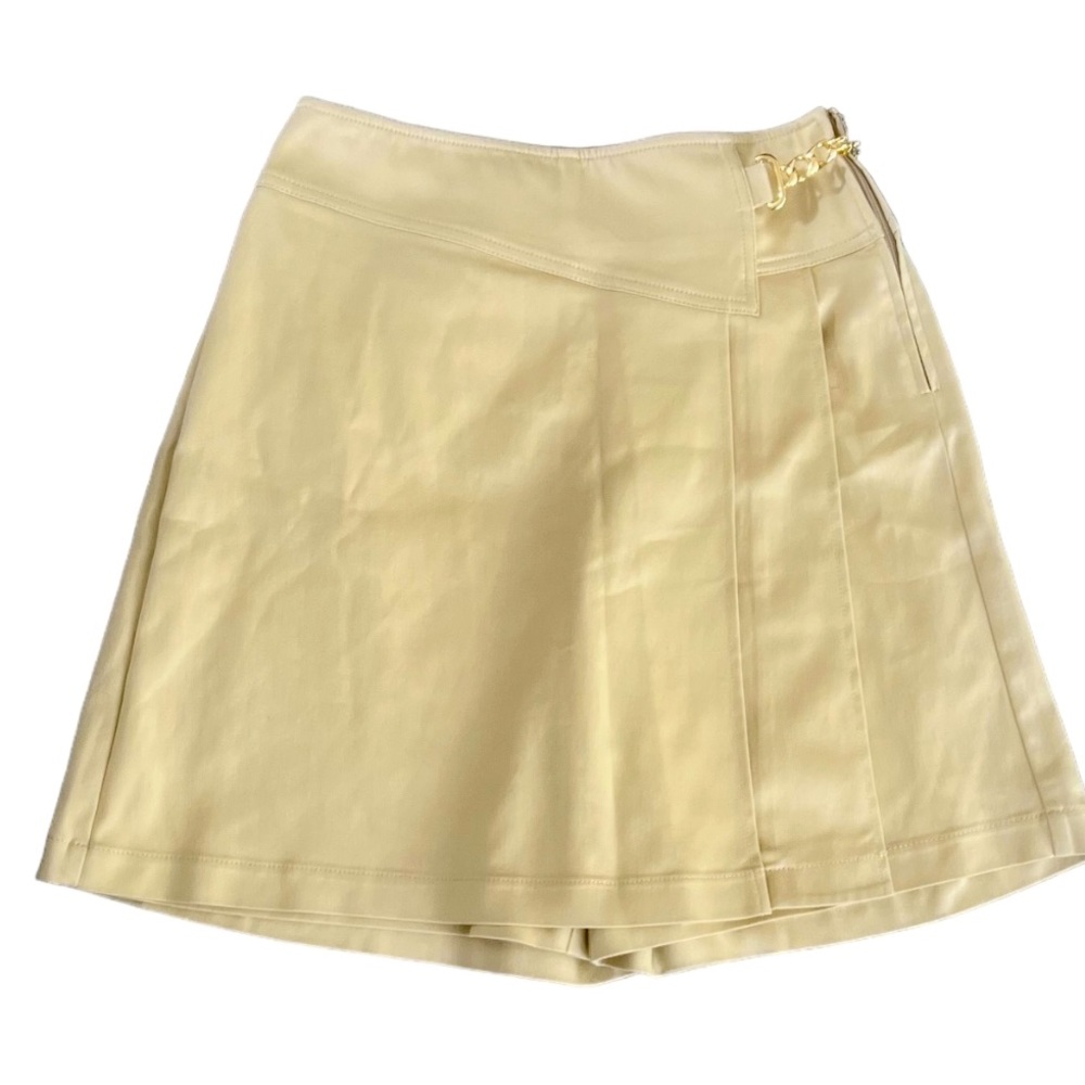 St. John Sport beige skort with gold chain clasp